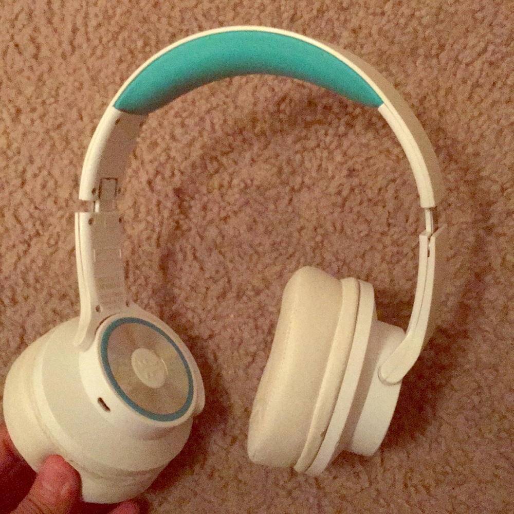 Bluetooth headphone that turn into speakers